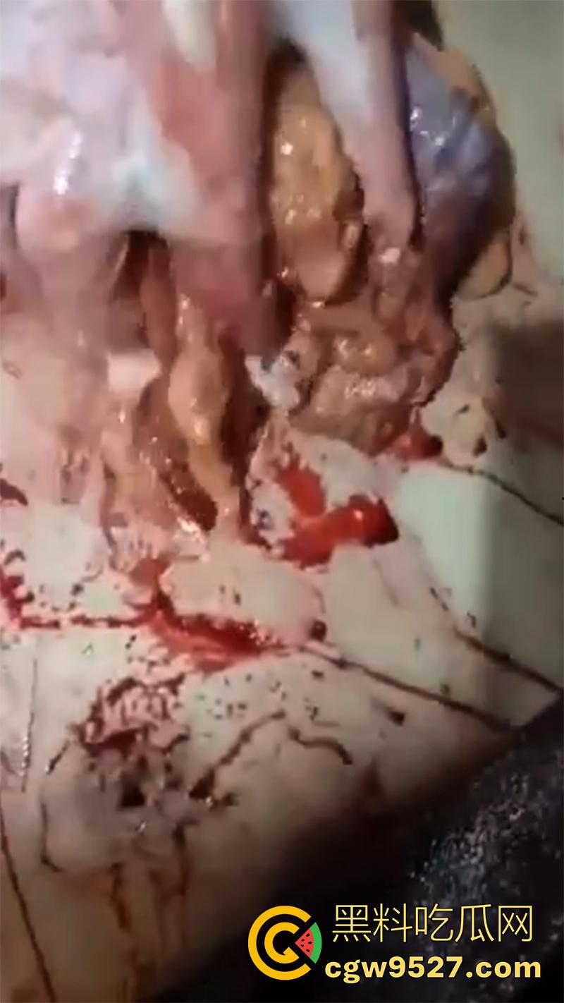 暗网流出血腥合集，吃人腿爆头剥皮车祸，想要的应有尽有，场面血腥过于重口，胆小者谨慎观看！-3