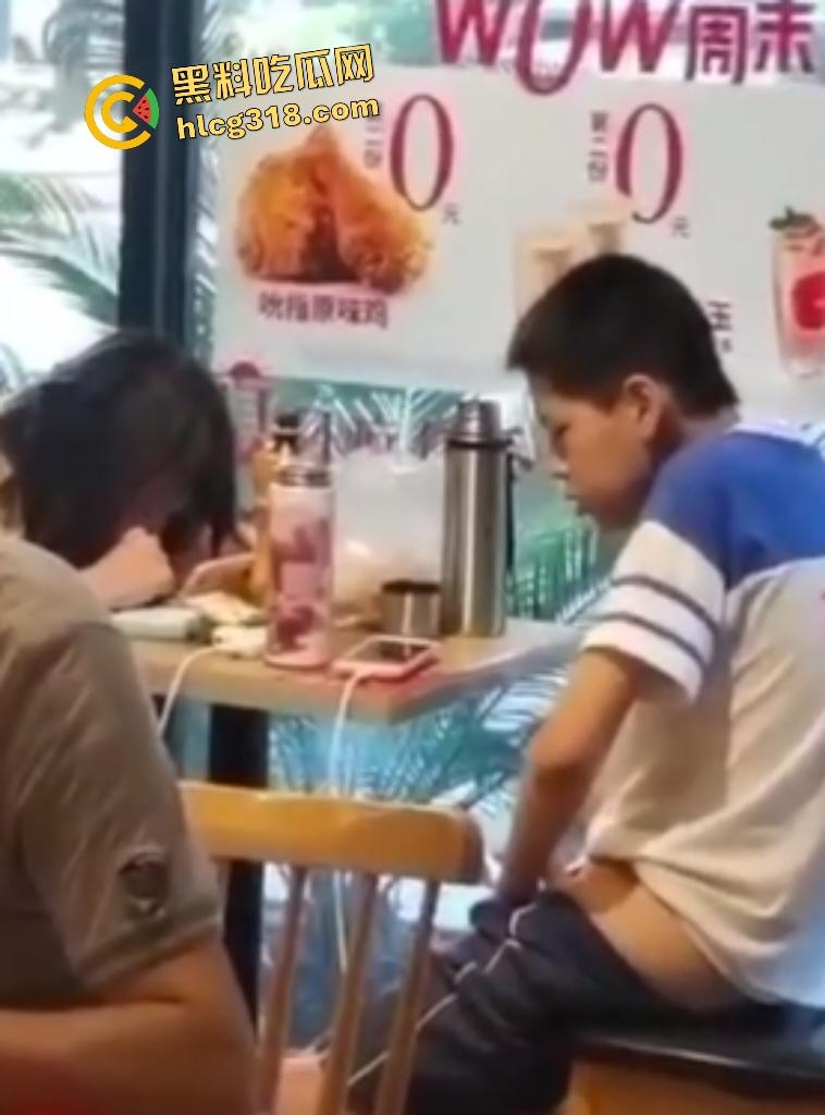 当众打飞机合集!来学学这些大神是如何在公共场合射精还不被发现的吧!-6