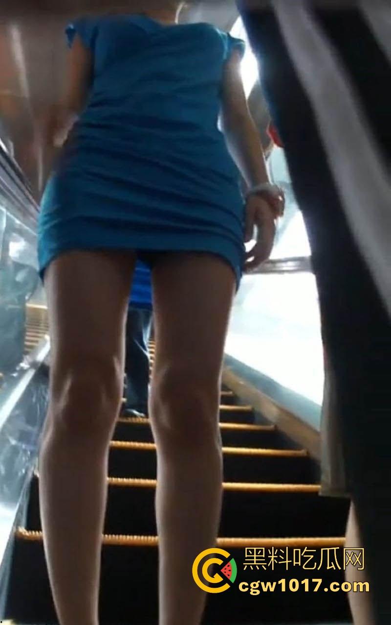 远古珍贵影像！大神竟抄底偷拍李小璐，深蓝包臀裙炸场蜂腰翘臀沟壑深邃，凸显柔韧曲线，当年真不怪pgone！-5