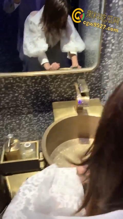 杭州黑马酒店销售【伍胥清】,表面清纯甜妹,背地里微信撩骚约炮,饥渴难耐厕所镜前后入爆操 !-9