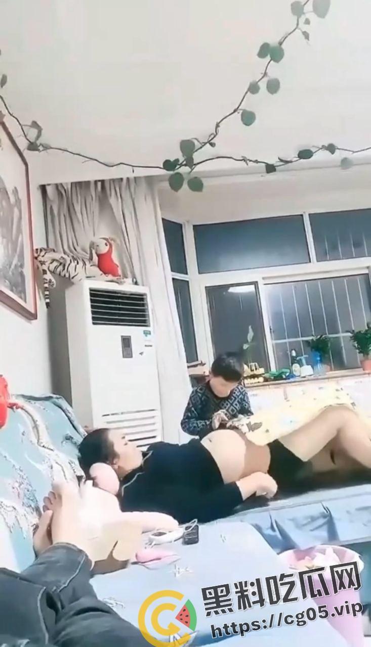 毁三观！母亲当着儿子的面玩跳蛋 而父亲就在旁边拍视频 一家三口没一个正常人-6