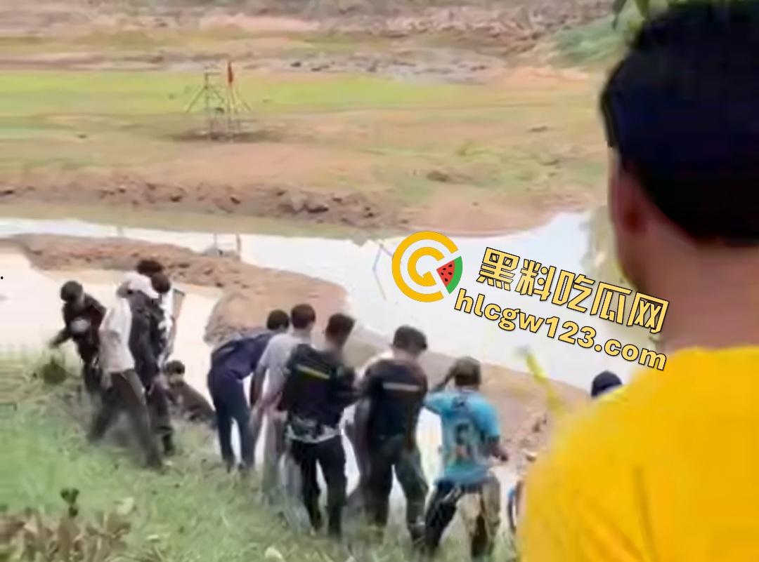 印度小哥翘屁股挑衅精神小伙被操翻！群殴打得满地找牙，警察来了也在一旁看戏！-7