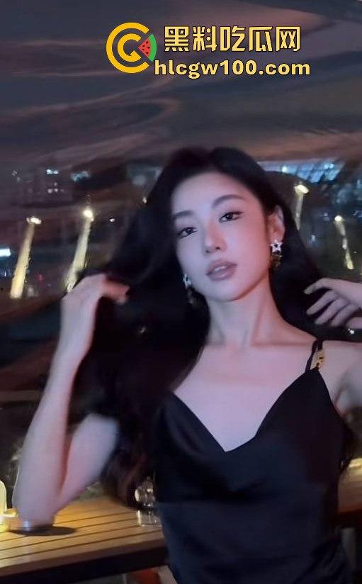 抖音反差婊【殷萧童】的大瓜吃了吗,直播双开一半抖音一半黄播的女主现化身名媛妄想挣脱互联网记忆。-2