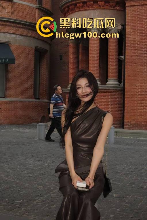 抖音反差婊【殷萧童】的大瓜吃了吗,直播双开一半抖音一半黄播的女主现化身名媛妄想挣脱互联网记忆。-6