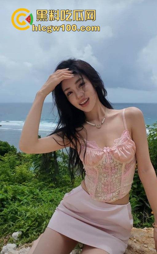 抖音反差婊【殷萧童】的大瓜吃了吗,直播双开一半抖音一半黄播的女主现化身名媛妄想挣脱互联网记忆。-11