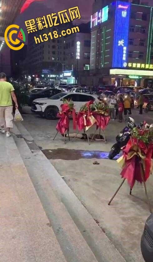 广东惠州惠东黄埠,一女子不明原因悬于窗外,不断摆脱窗户里的施救,从六楼坠落凶多极少 !-6