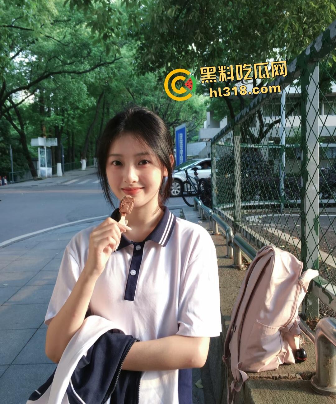 反差骚逼学生在男友车上车震，嬉笑“很有感觉”，豪车内骑乘淫水把座椅都浸湿了，这车还挺管用！-1