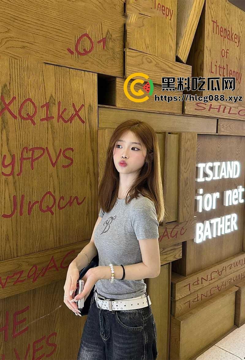 网络PK输了拔逼毛，精神小妹【黄毛飘飘】自拍逼毛一根根拽，疼得嘀咕还骚得要命，这神仙玩法谁顶得住啊！-6