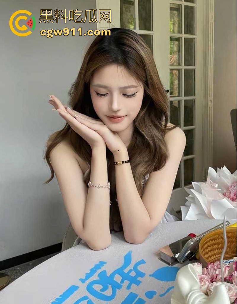 极品性感女神【李玮嘉】被金主带到酒店玩3P乱交，玩前后夹击轮操双洞，含着肉棒挨操疯狂淫叫！-2