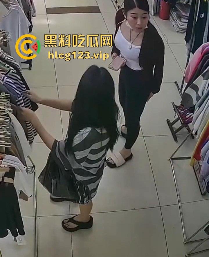 国服快枪手出手！商场里对鲨鱼裤妹子来了一发，美女懵逼问为什么往我裤子上喷水？-9