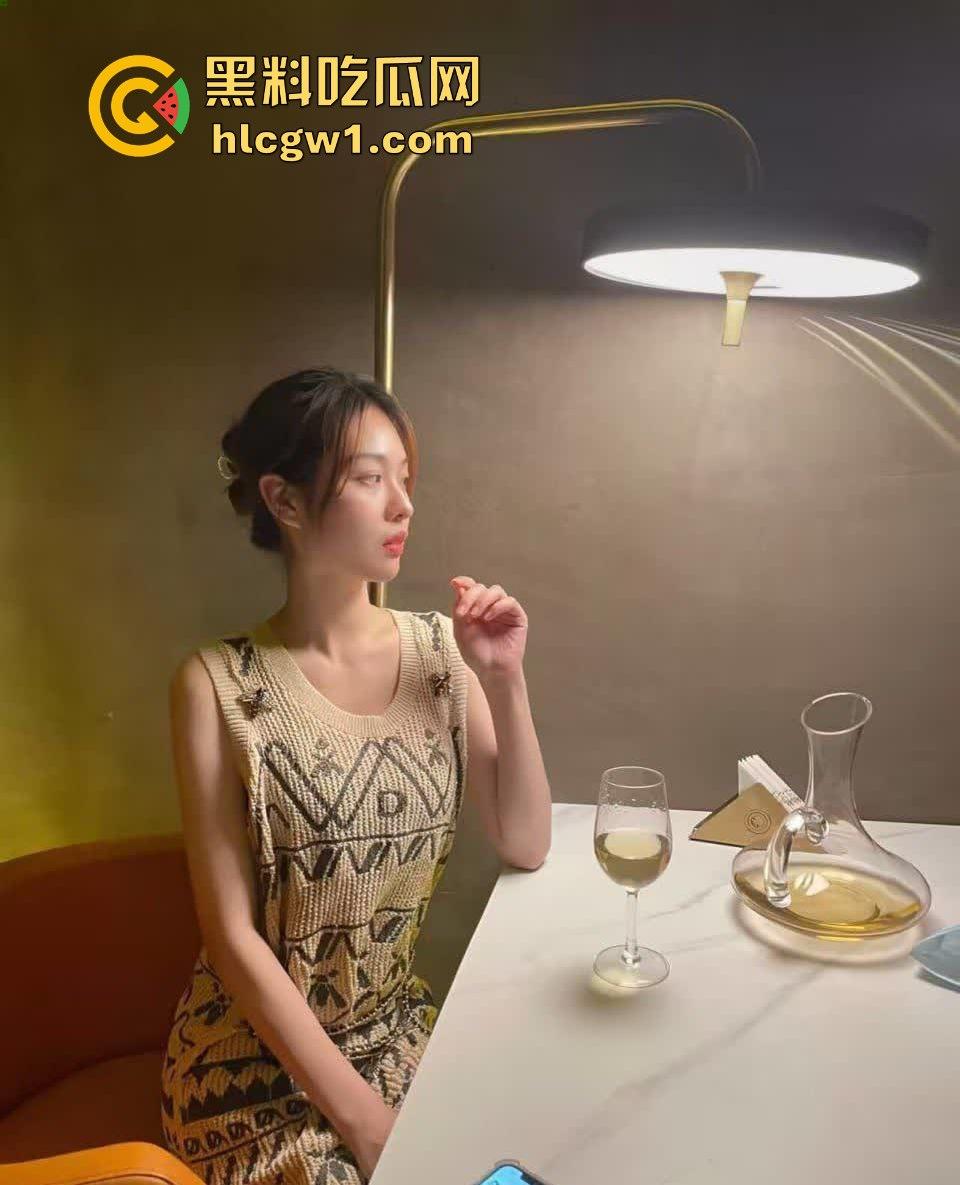 秦皇岛顶级模特御姐【王思涵】爆辣登场!性感紧身衣裹出绝美S曲线,腿长直逼天际,骚气难掩!-4