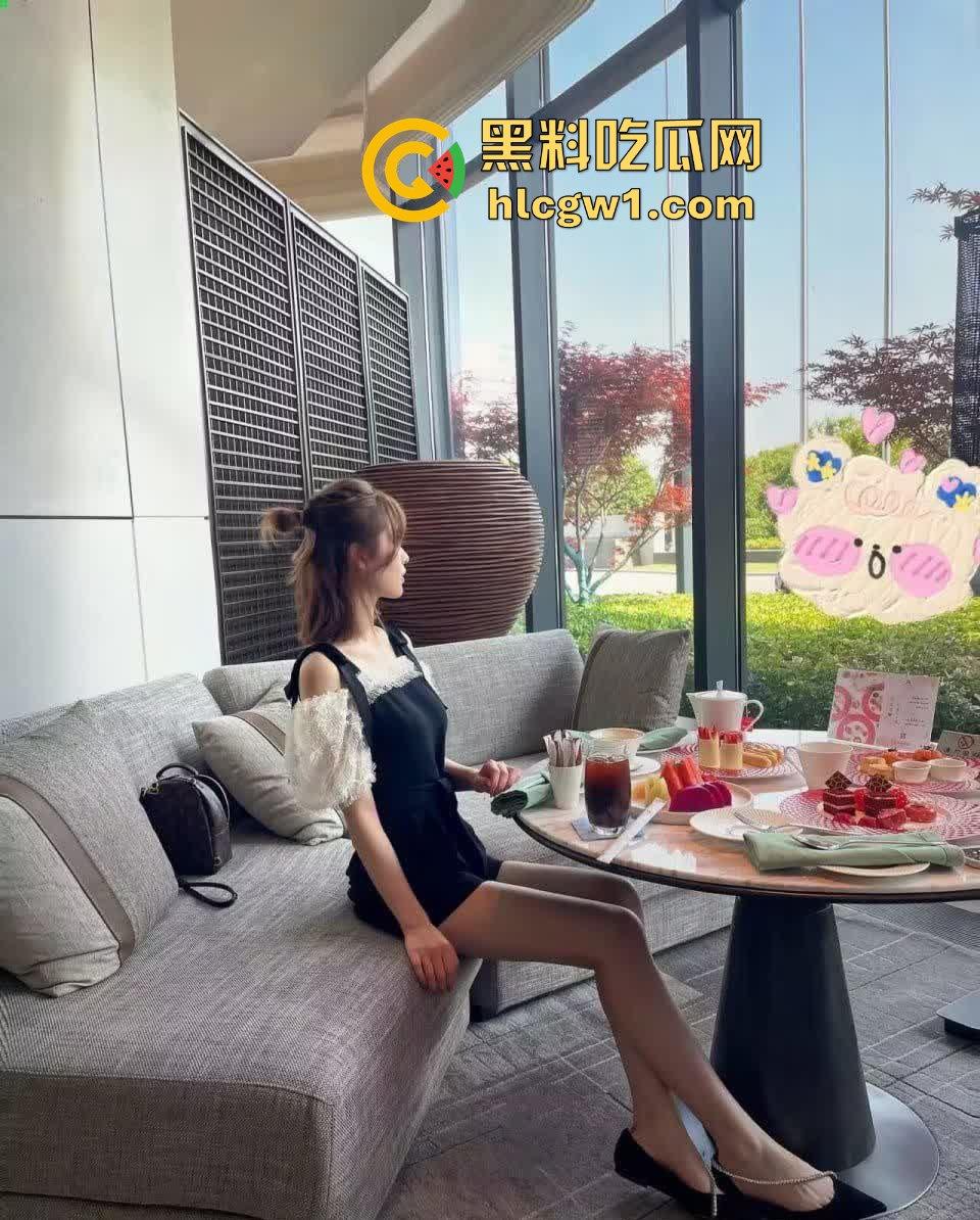 秦皇岛顶级模特御姐【王思涵】爆辣登场!性感紧身衣裹出绝美S曲线,腿长直逼天际,骚气难掩!-6