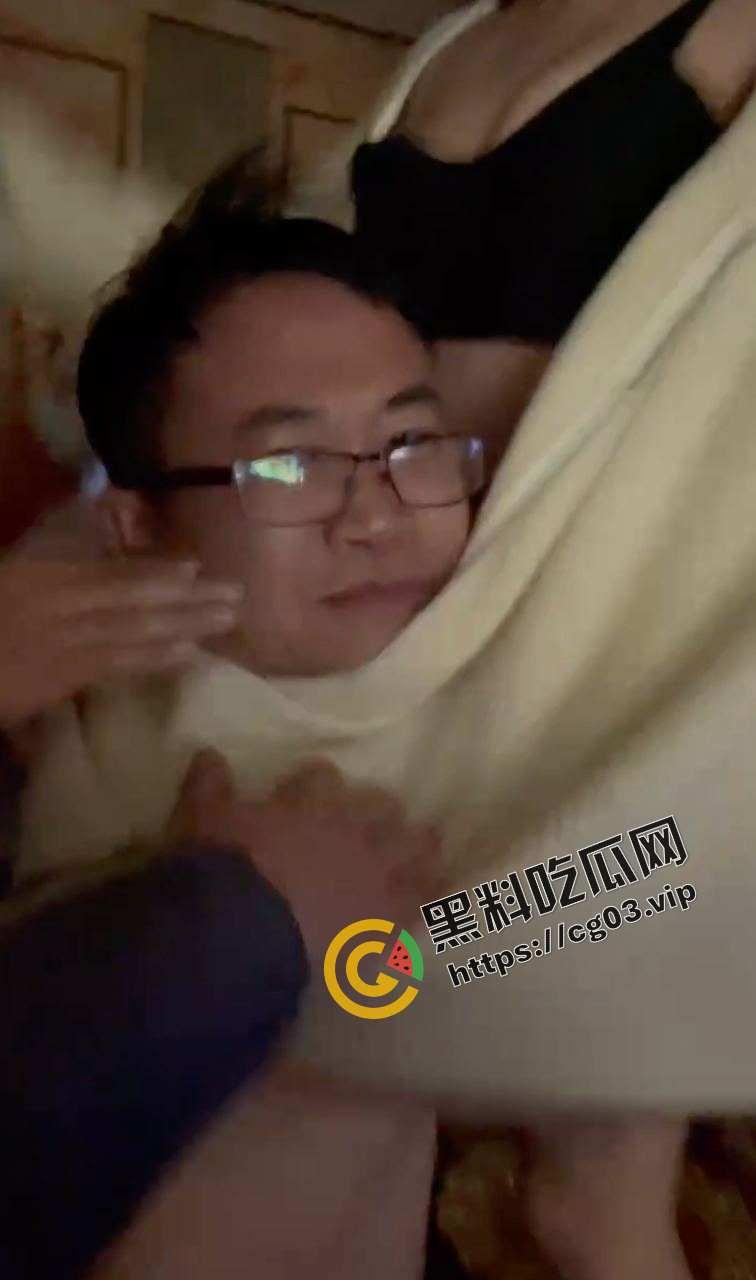 山东滕州ktv老登抱起来吃胸 貌似某干部酒后乱性 领导就是领导 玩的就是花-2