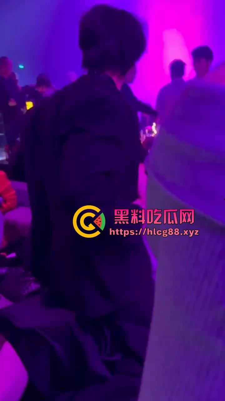 男模腹肌操翻集美骚心，现场舔奶头急扒裤叼屌，大姐浪得抓鸟急不可耐，女拳别装纯你们也就这操性！-1