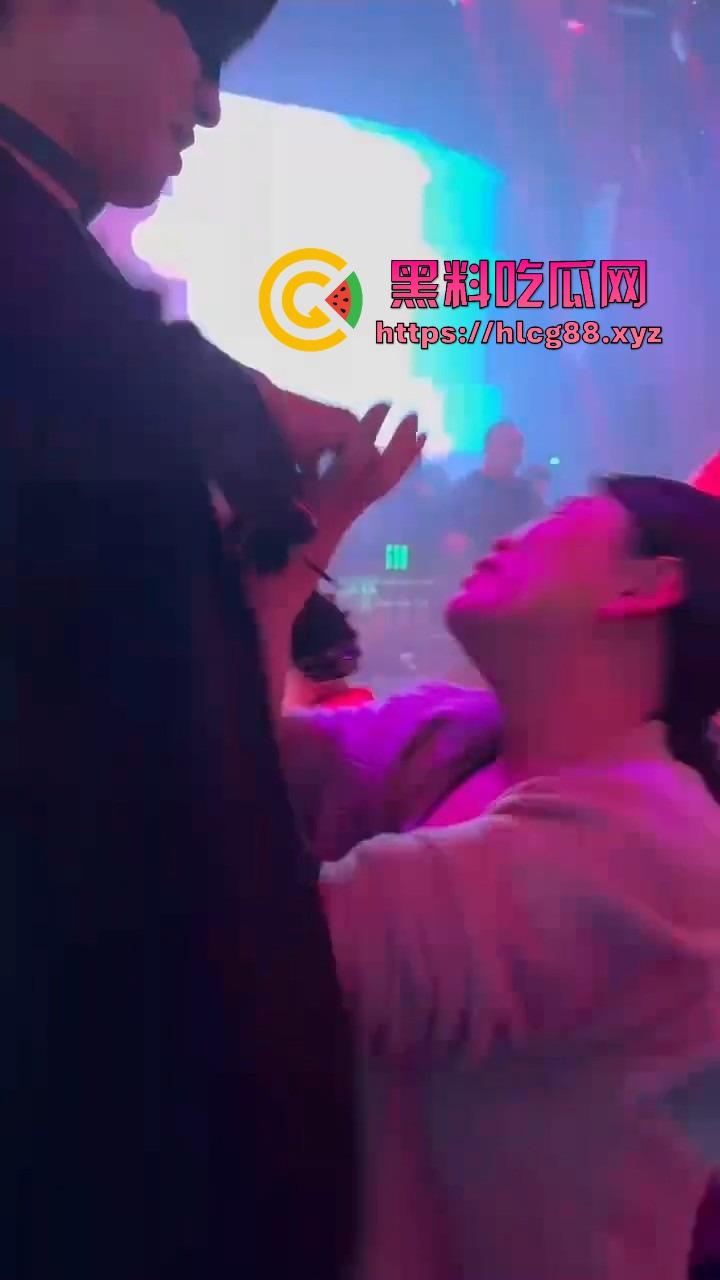 男模腹肌操翻集美骚心，现场舔奶头急扒裤叼屌，大姐浪得抓鸟急不可耐，女拳别装纯你们也就这操性！-5