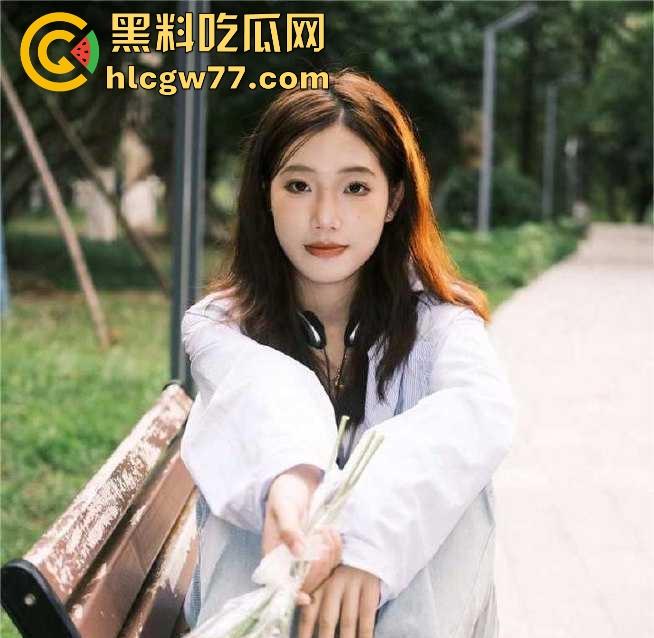 真实勾搭有男友的大二学妹 吃宵夜喝完趁着酒微醺后带回酒店跟兄弟玩3P 没想到学妹会这么配合！-1