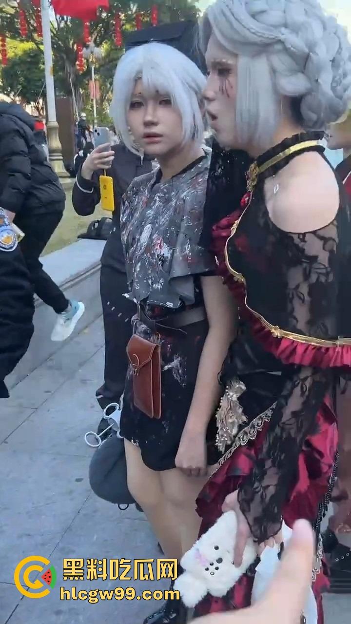 广州动漫星城惊现老色批，大爷公然性骚扰女Coser，见黑丝就上手摸屁股，现场直接炸锅！-3
