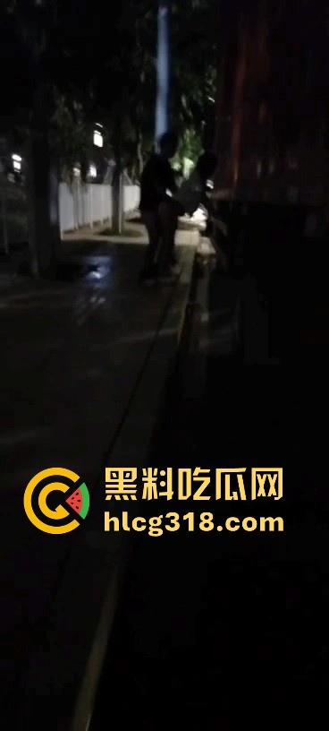 货车夫妻路边野战！面对偷拍围观者毫不慌张 还把肥臀翘起来一点方便老哥入深一点 巨骚无比！-1