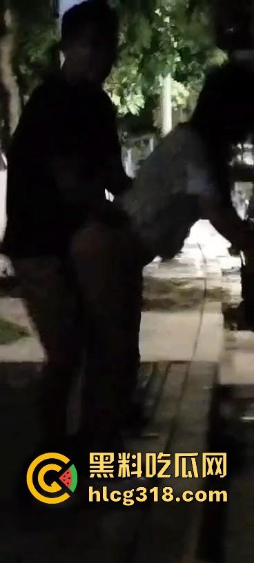 货车夫妻路边野战！面对偷拍围观者毫不慌张 还把肥臀翘起来一点方便老哥入深一点 巨骚无比！-2