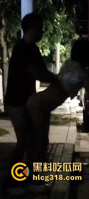 货车夫妻路边野战！面对偷拍围观者毫不慌张 还把肥臀翘起来一点方便老哥入深一点 巨骚无比！-4