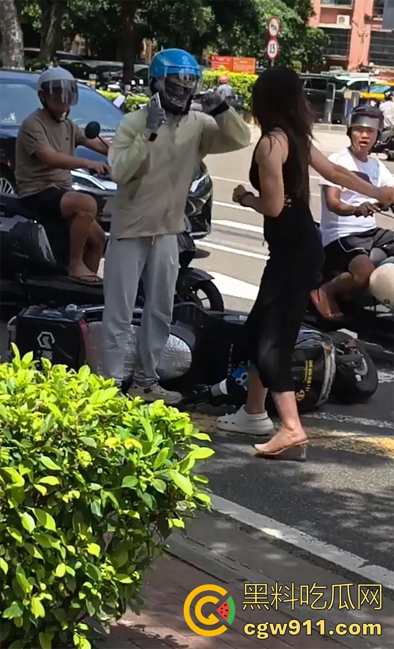 海口小仙女司机,和外卖小哥打架,当场撒泼别车后,还先动手打人,后面还摇人了,女司机最后被警察拷走。-2
