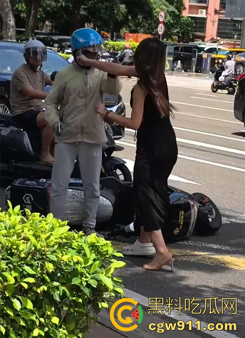 海口小仙女司机,和外卖小哥打架,当场撒泼别车后,还先动手打人,后面还摇人了,女司机最后被警察拷走。-3