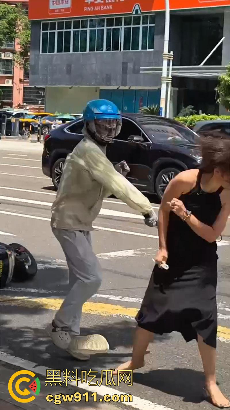 海口小仙女司机,和外卖小哥打架,当场撒泼别车后,还先动手打人,后面还摇人了,女司机最后被警察拷走。-5