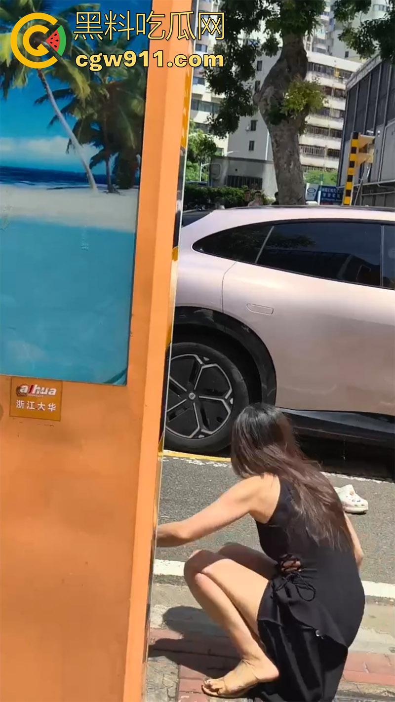 海口小仙女司机,和外卖小哥打架,当场撒泼别车后,还先动手打人,后面还摇人了,女司机最后被警察拷走。-8