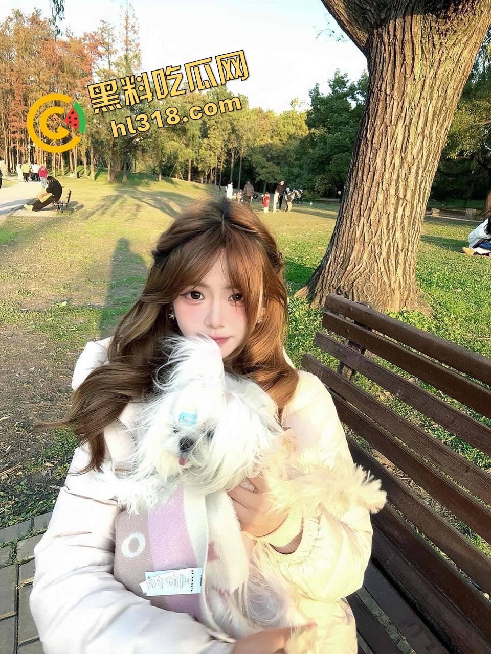 带你们见识牛逼新境界,路边防撞铁杆子也能用来自嗨,一屁股坐下去整个逼深不可测!-1