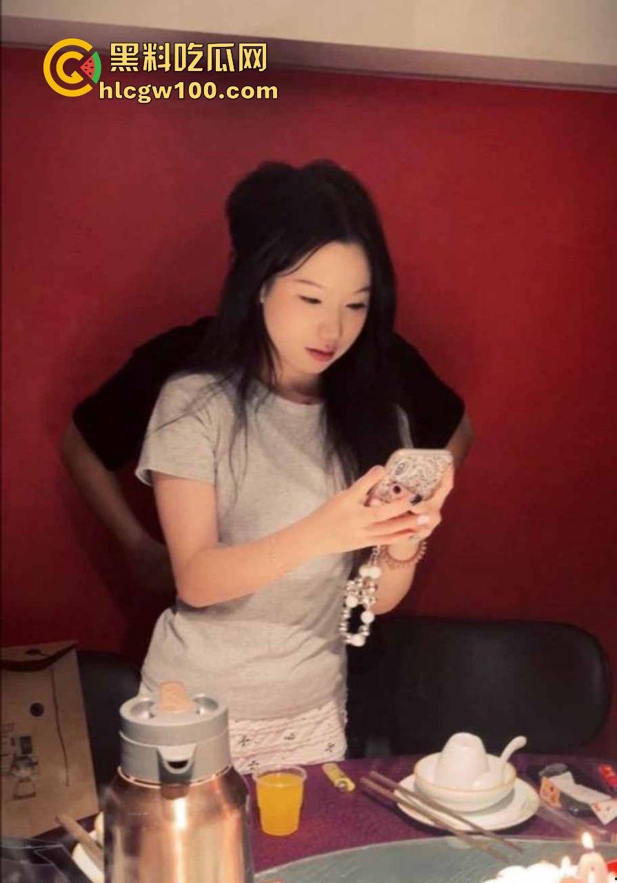 广州大学19岁舞蹈生【王应怡】爆绿帽丑闻,一边跟男友亲亲我我,一边网上撩骚发骚,这货骚得真是无法无天!-8