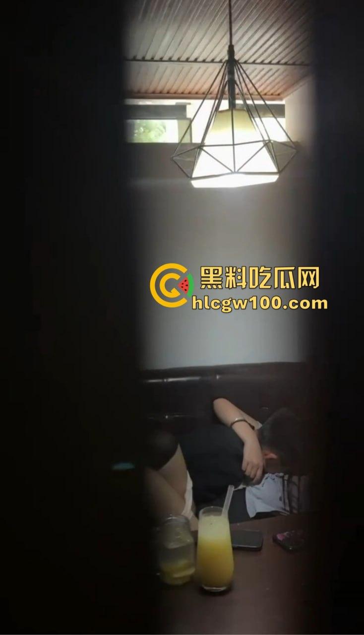 奶茶店上演学生激情啪啪直播大曝光，四川雅安白丝JK校服高中妹忘拉窗帘，被全程偷拍娇喘声浪到奶茶洒一桌！-10