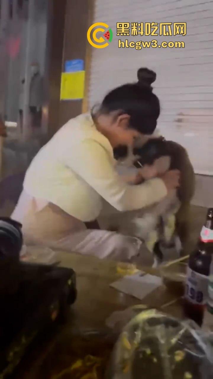 狗子发情当众操“妈” 大庭广众之下抱腿突击!美女吓得抱头躲避 在家没少干吧?-8