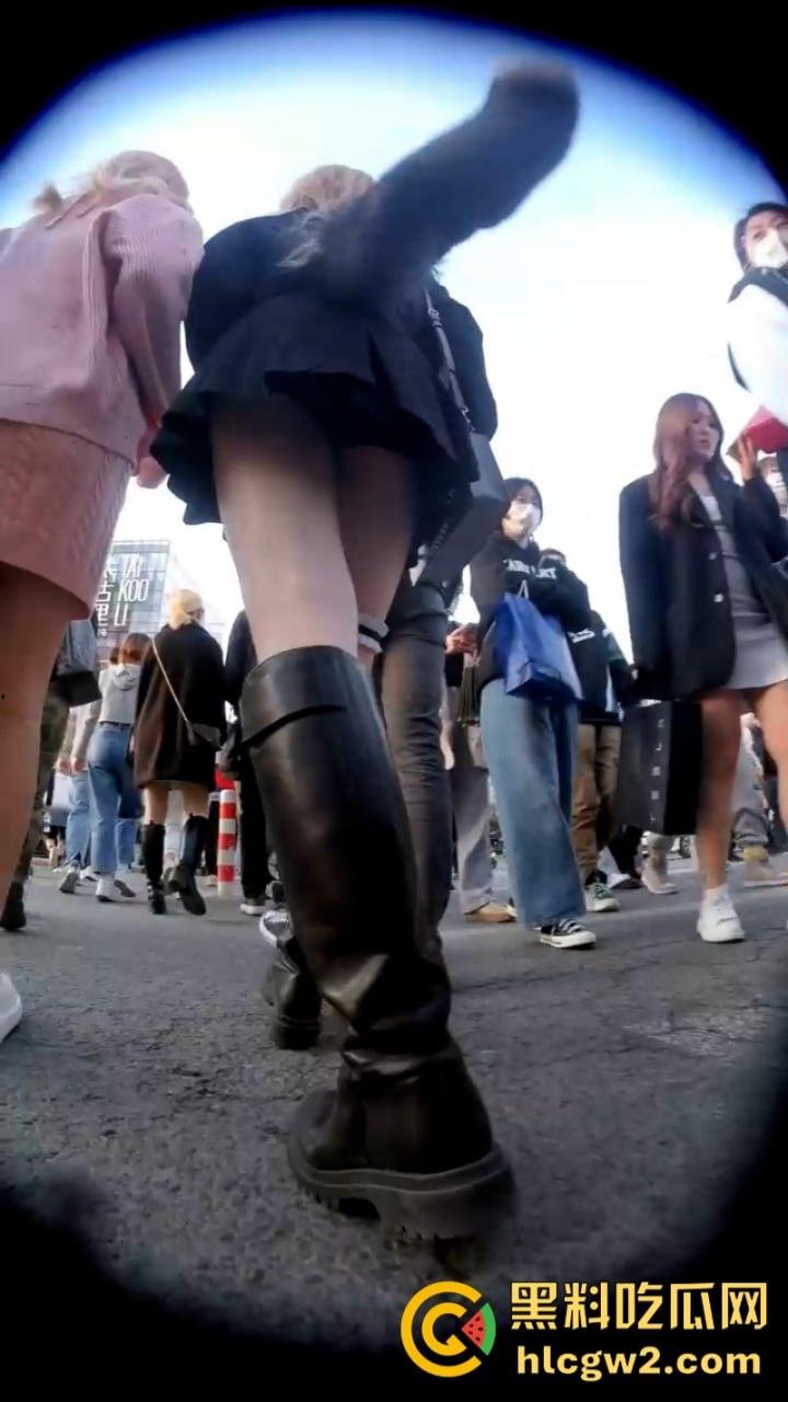 入冬前最后一波抄底福利 北京三里屯实拍街头妹子裙底 黑丝肉缝小内裤看完包射!-10