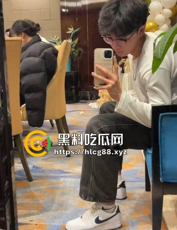 辽油三高『王庸昊』盘锦布车酒吧操白丝女，被隔壁捉偷拍，微信群疯传！-7