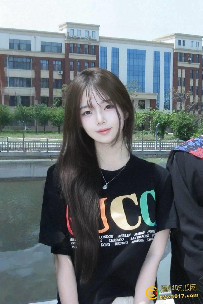 不再犹豫抓住机会,趁着女儿醉酒后不省人事,掀开裙子脱下可爱的白色内裤,如愿以偿的抱着女儿的屁股操了起来 !-1