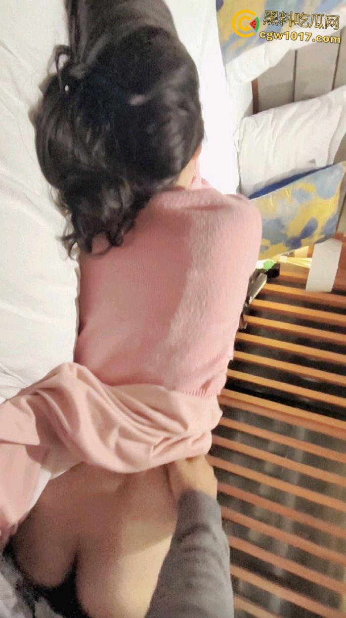 不再犹豫抓住机会,趁着女儿醉酒后不省人事,掀开裙子脱下可爱的白色内裤,如愿以偿的抱着女儿的屁股操了起来 !-6