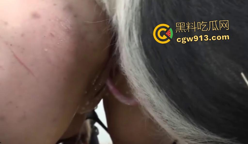 外国美女金发尤物【莉莉丝】找不到男友，在猪圈与公猪疯狂交合，猪鞭虽细却能狂喷精液！-6