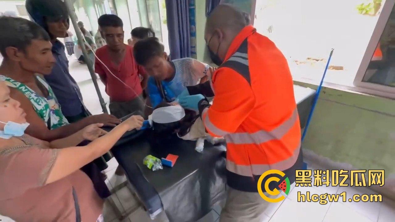 妙瓦底一女孩头部被刀插入！竹片墙掉刀酿惨剧，紧急送往泰国湄索医院！-8