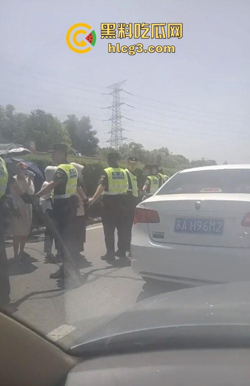 徐州潘安湖中昂博观小区曾承诺在去年底交房 因楼盘迟迟未交发生堵路暴乱！-10