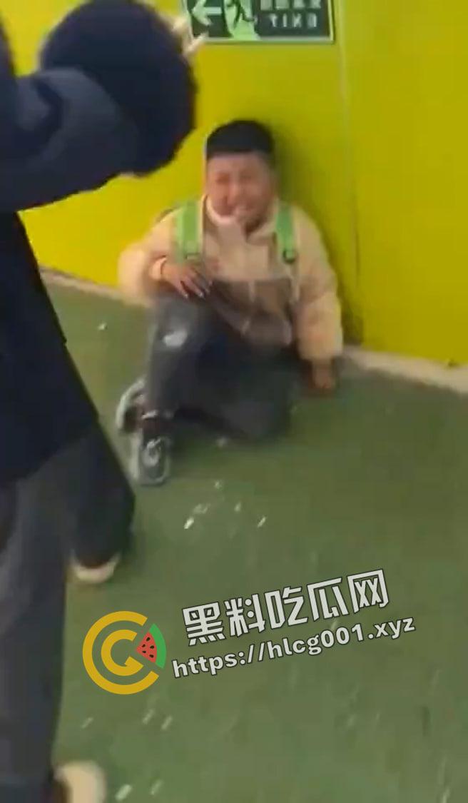 河南商丘镇里固幼儿园 留守儿童遭虐打 磕头求老师不要打 多名老师在旁发笑 这是幼儿园还是集中营-3