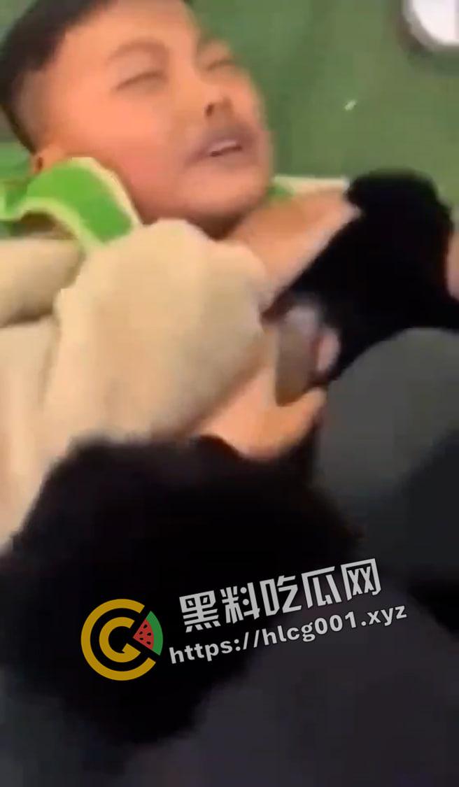 河南商丘镇里固幼儿园 留守儿童遭虐打 磕头求老师不要打 多名老师在旁发笑 这是幼儿园还是集中营-4