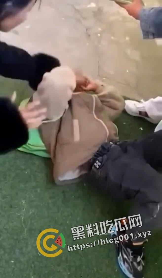 河南商丘镇里固幼儿园 留守儿童遭虐打 磕头求老师不要打 多名老师在旁发笑 这是幼儿园还是集中营-6