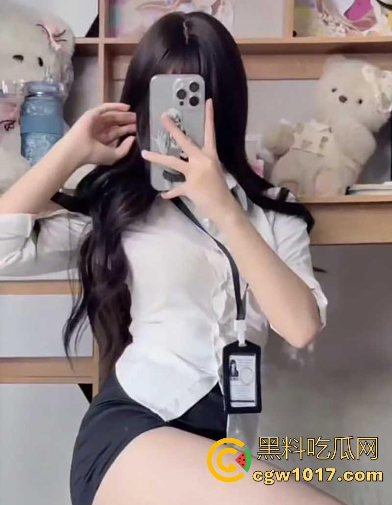 抖音31万粉丝网红【温柔小猪】JK淫装玩透视内裤,黑森林湿透隐现蜜穴,似露非露最是魅惑,骚得一塌糊涂!-5