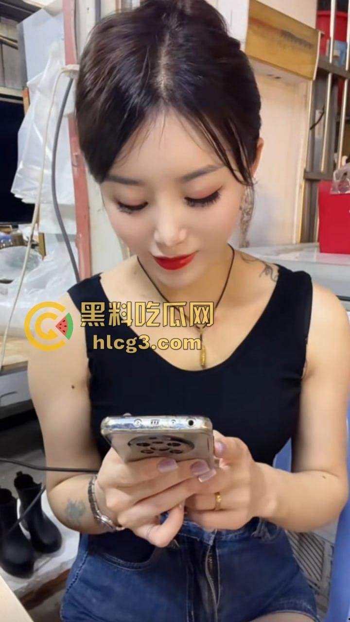 广东澄海1987烧烤店火辣老板娘『张丽华』与老板卷帘门内激情啪啪视频曝光,烧烤店一夜爆红!-5