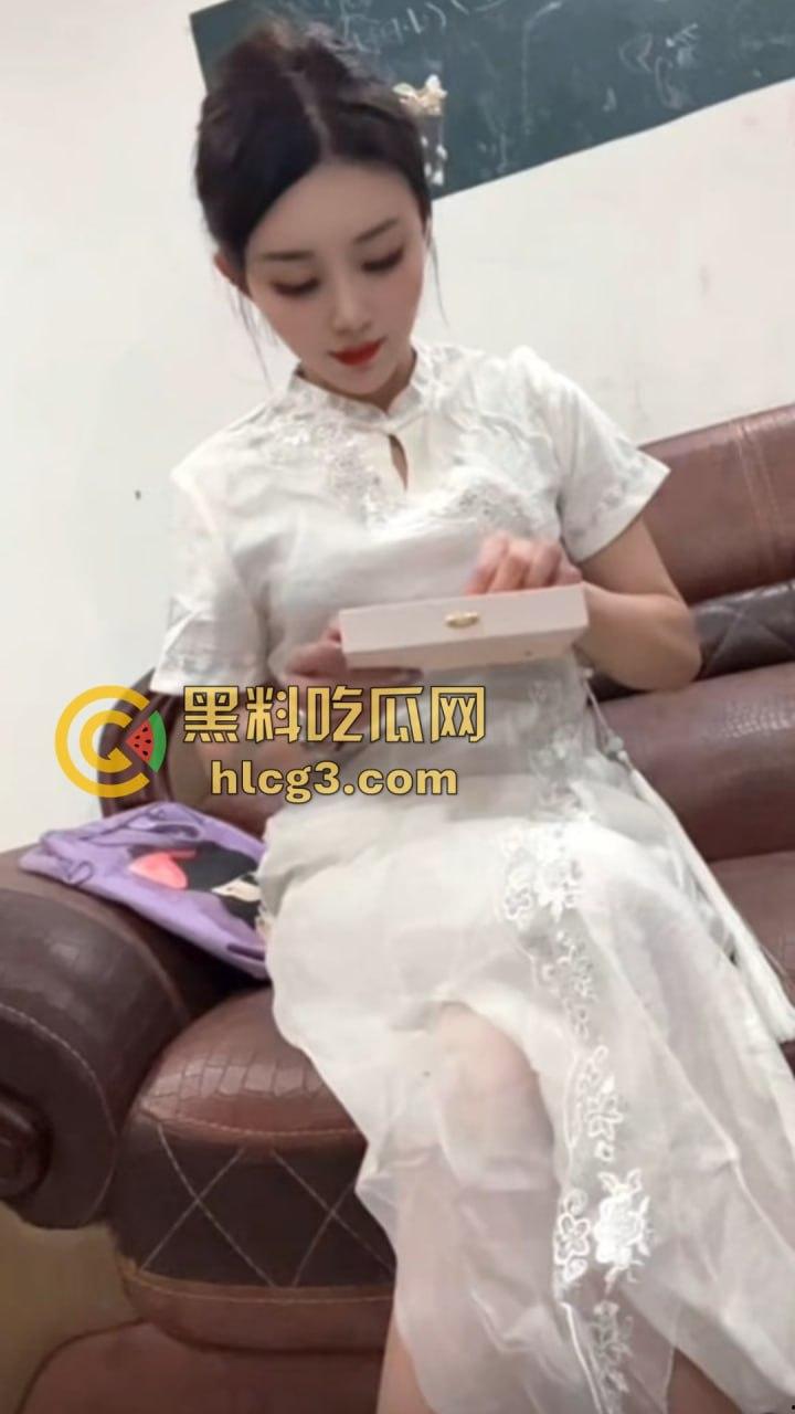 广东澄海1987烧烤店火辣老板娘『张丽华』与老板卷帘门内激情啪啪视频曝光,烧烤店一夜爆红!-9