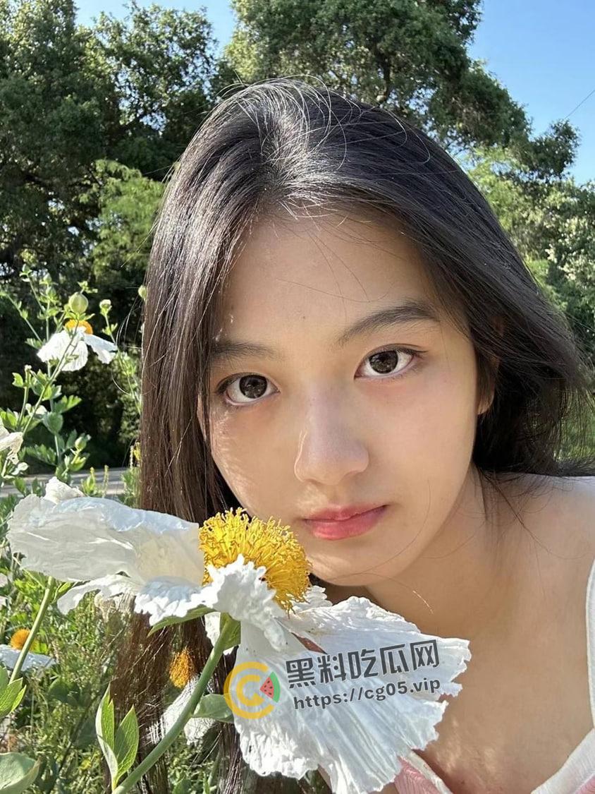 新加坡留学生 旧金山州立大学 【刘冰】被前男友实锤曝光多次约炮同校留学生【王子明】 带着眼睛这么闷骚 摘了竟然还挺清纯-1