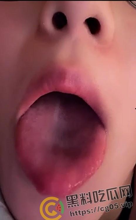 新加坡留学生 旧金山州立大学 【刘冰】被前男友实锤曝光多次约炮同校留学生【王子明】 带着眼睛这么闷骚 摘了竟然还挺清纯-6