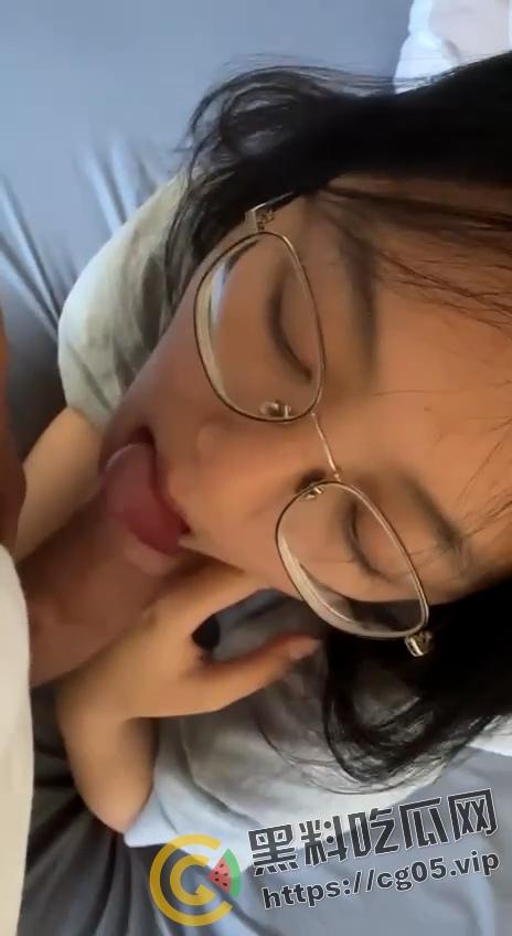 新加坡留学生 旧金山州立大学 【刘冰】被前男友实锤曝光多次约炮同校留学生【王子明】 带着眼睛这么闷骚 摘了竟然还挺清纯-9