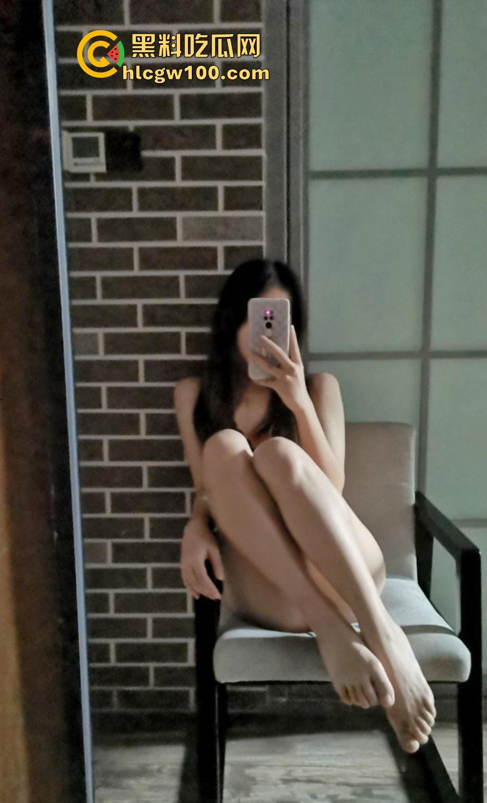 校花竟然是OF老司机,南京大学JK长腿美女『左晴』公开舔鸡巴秀技术,吃鸡还能比耶,鸡巴都被吸软了!-7