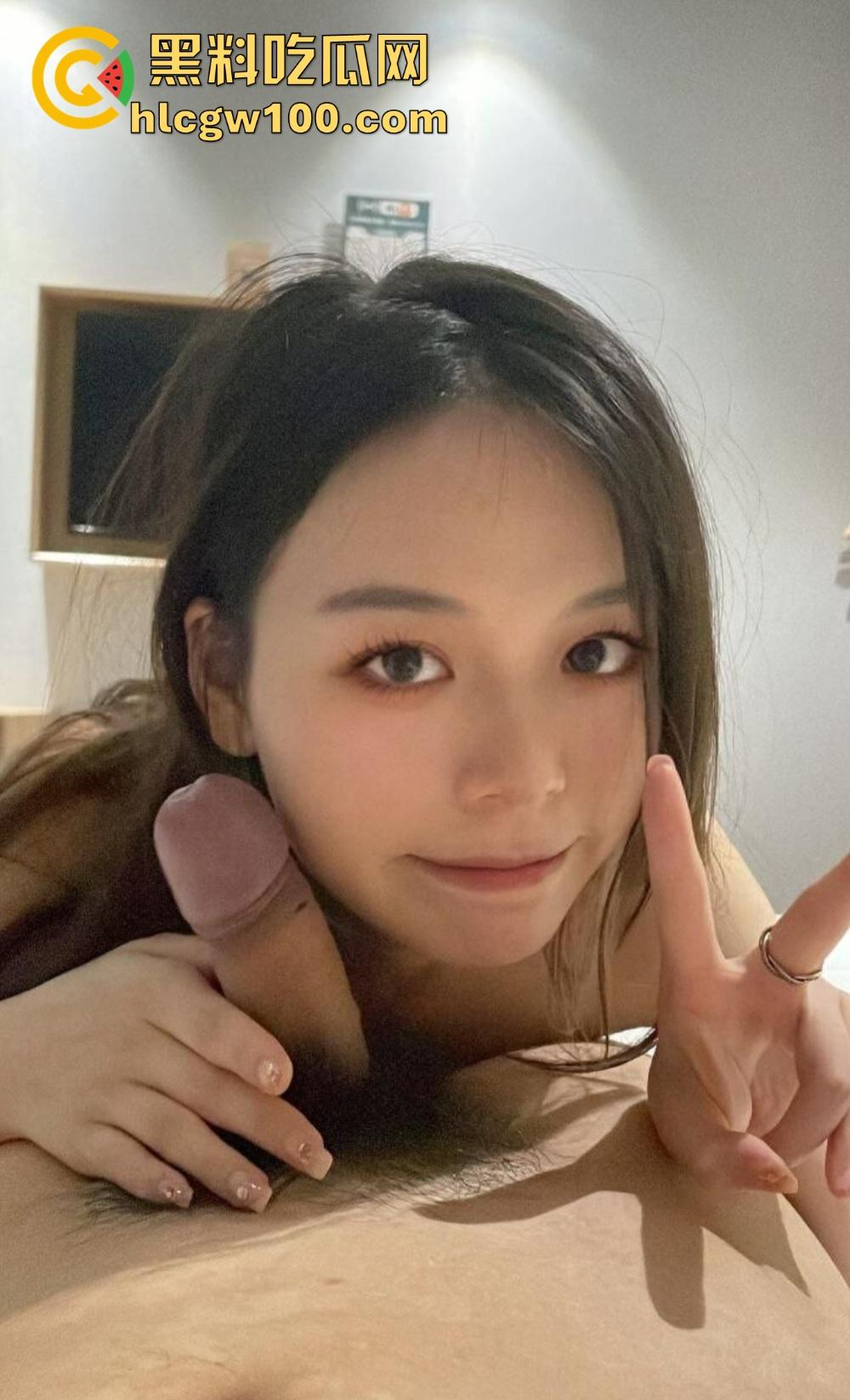 校花竟然是OF老司机,南京大学JK长腿美女『左晴』公开舔鸡巴秀技术,吃鸡还能比耶,鸡巴都被吸软了!-11